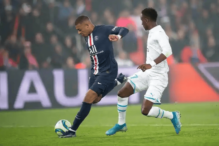 巴黎圣日耳曼主场对阵摩纳哥，争夺法甲榜首及欧战资格，双方均需逆转，赛事悬念十足。